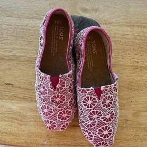 Pink/ White NWOT Toms Classic Crochet Shoes Size 2.5‎ Y Girls/ Women Flats